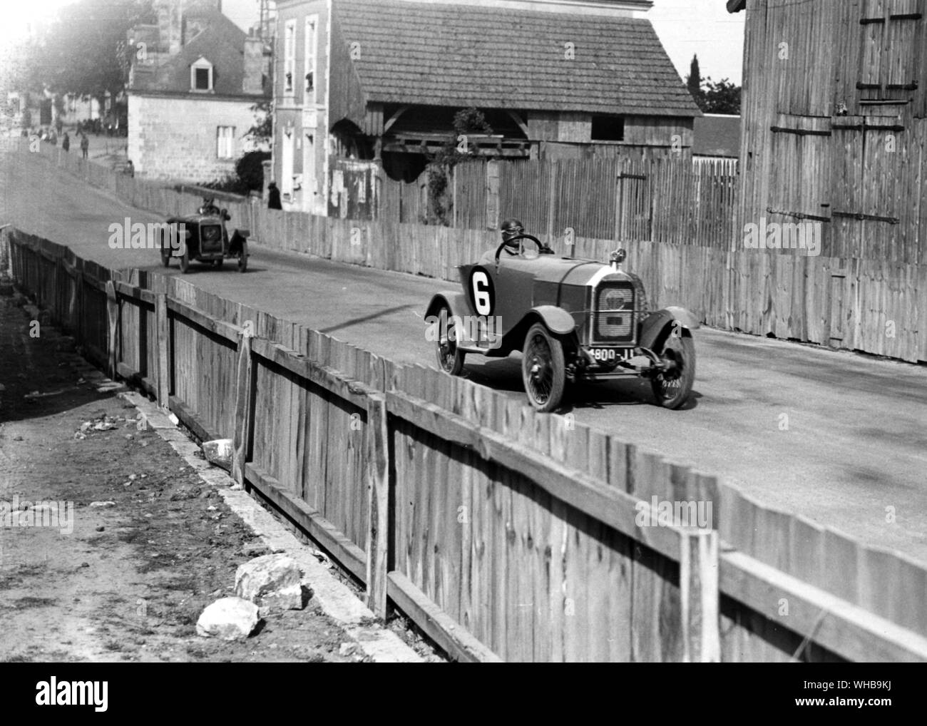 Un Mathis auto nel 1923 , a sei cilindri di modello , guidando lungo una via Foto Stock