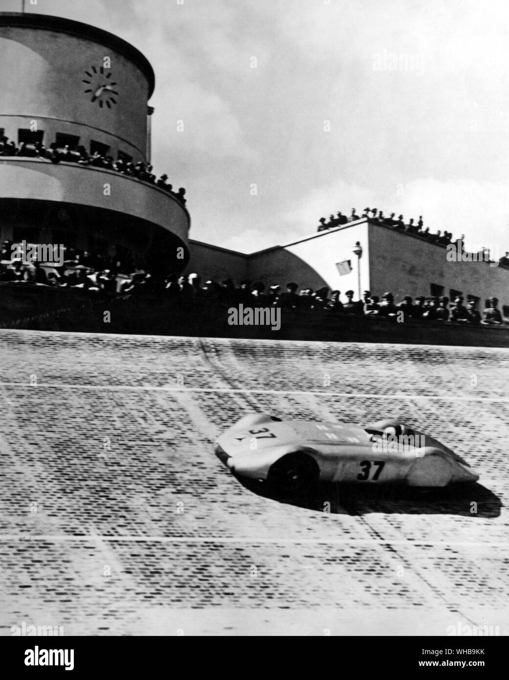 Hermann Lang nel suo Mercedes-Benz , vincitore del premio internazionale Avus-Rennen , sulla periferia sud-occidentale di Berlino , Germania. Il 30 maggio 1937 Foto Stock