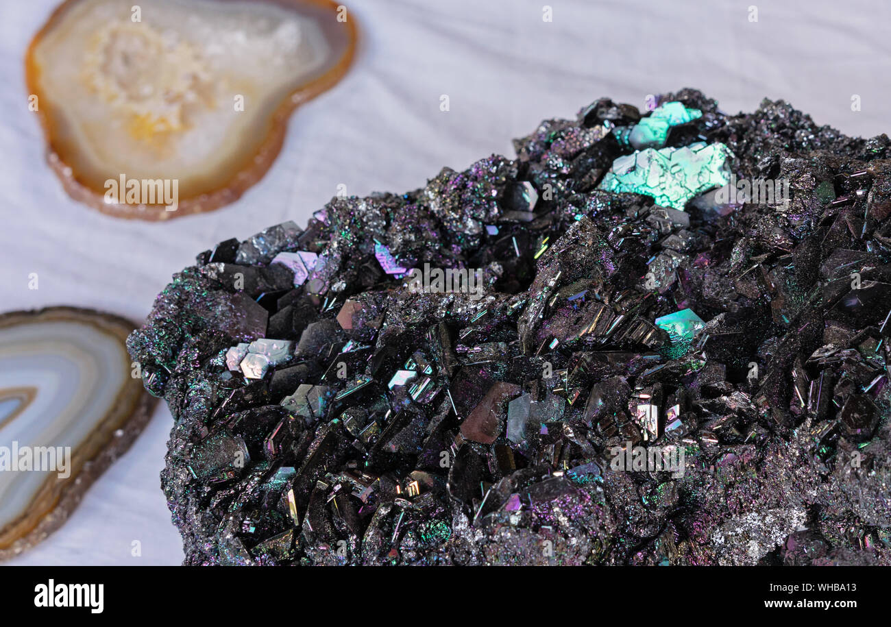 Rare il carburo di silicio Moissanite minerali di pietra colorata.  Moissanite naturale di siliciuro di carbonio Foto stock - Alamy