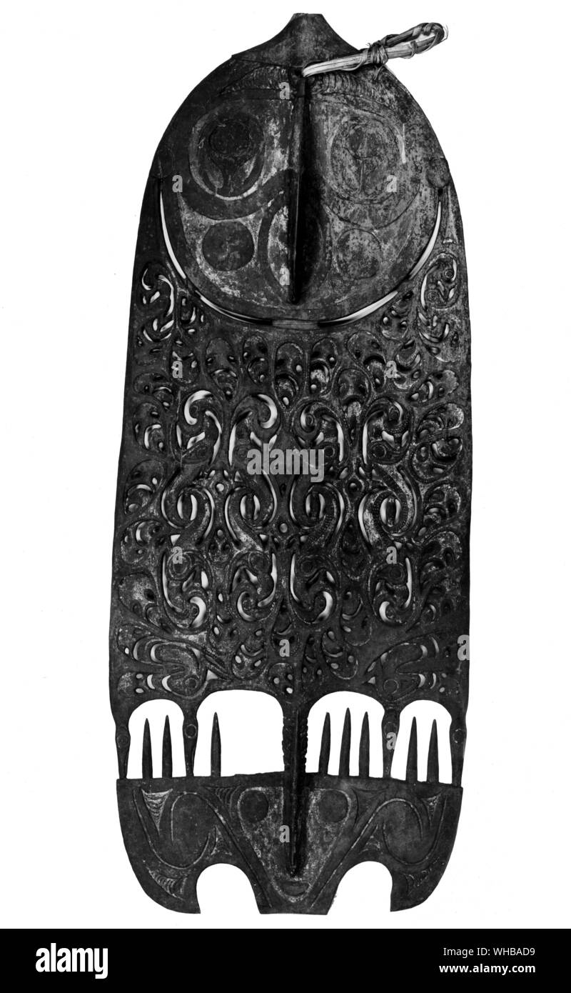 Gancio di sacro nella forma di un pannello forato , Gaigo Revwi ( Gaikarobi ) villaggio , Tschuosh tribù , Medio Sepik altezza area 60 pollici o 152,4 cm. Il Museo dell'Università di Archeologia ed Etnologia , Cambridge Foto Stock