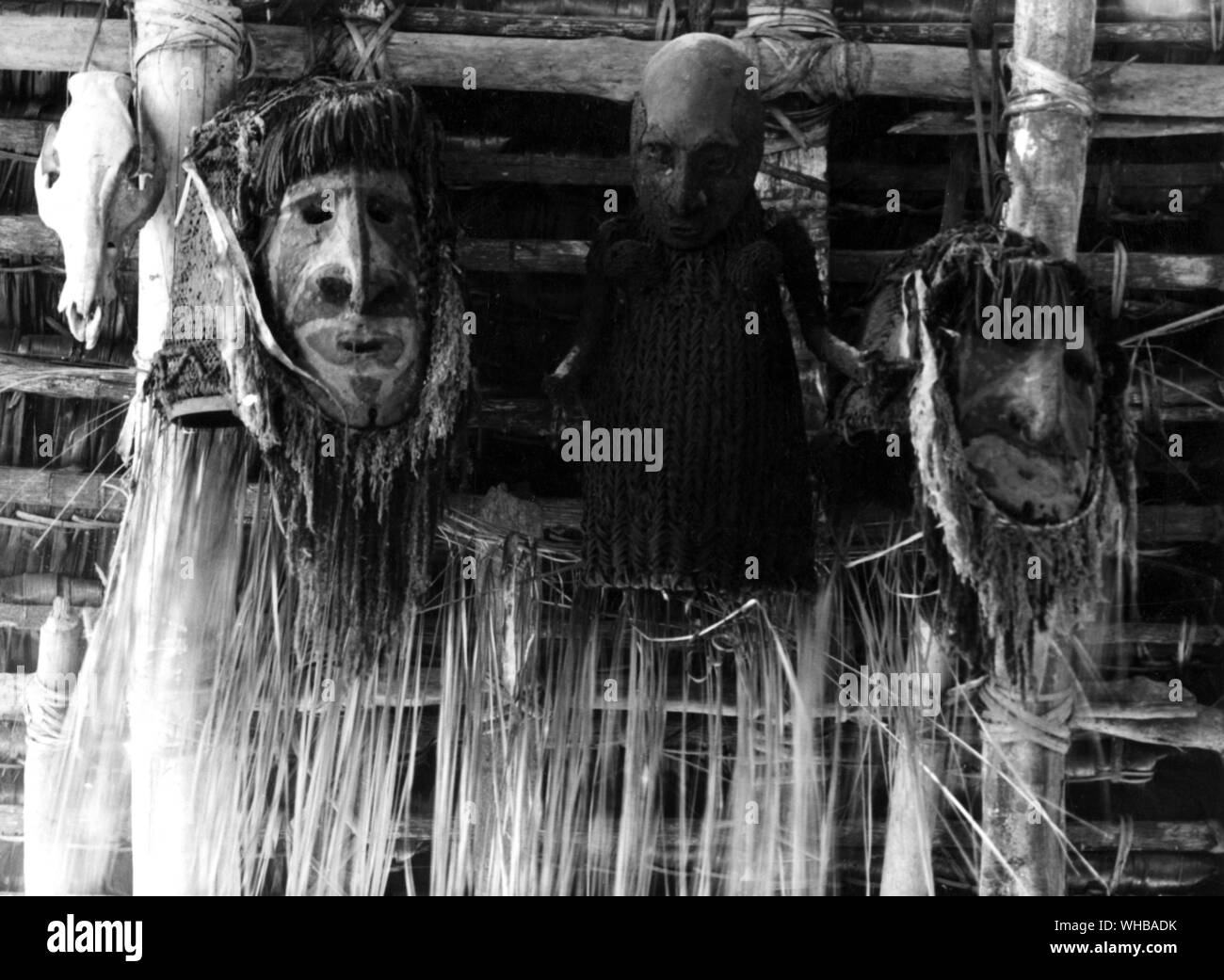 Maschere sacro di un clan del villaggio Torembi , Tschuosh tribù , Medio Sepik , area del XIX secolo . Altezza della maschera in legno di circa 24 pollici o 60,9 cm Foto Stock