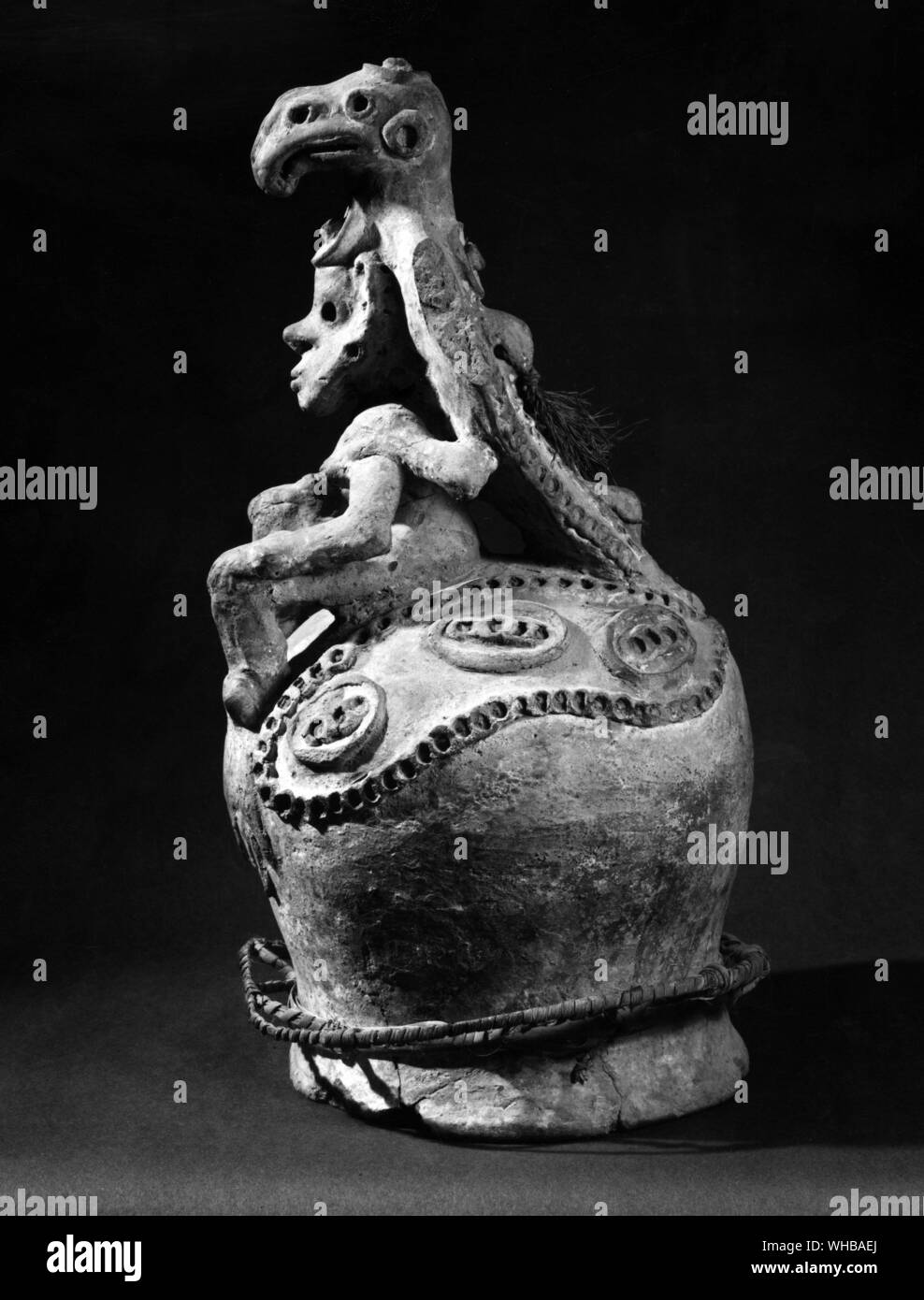 Un timpano in ceramica Terminale per tenda per un cerimoniale di casa , con una figura femminile con un pesce aquila appollaiato sulle sue spalle , Yentchan village , Iatmul , Medio Sepik , area del XIX secolo . Altezza 21 cm o 53,3 cm Foto Stock