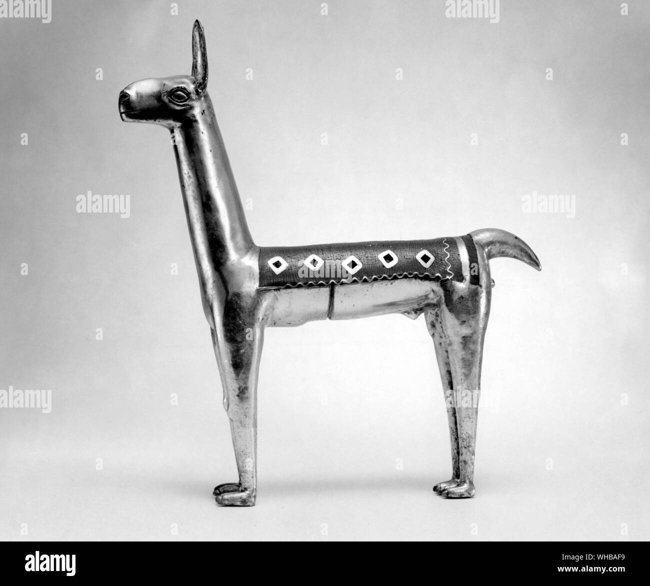 Argento Llama con oro e rosso cinabro intarsio , restaurato 1960 , dall'isola del sole , nel Lago Titicaca , Bolivia , Sud America. Il Museo Americano di Storia Naturale , New York Foto Stock