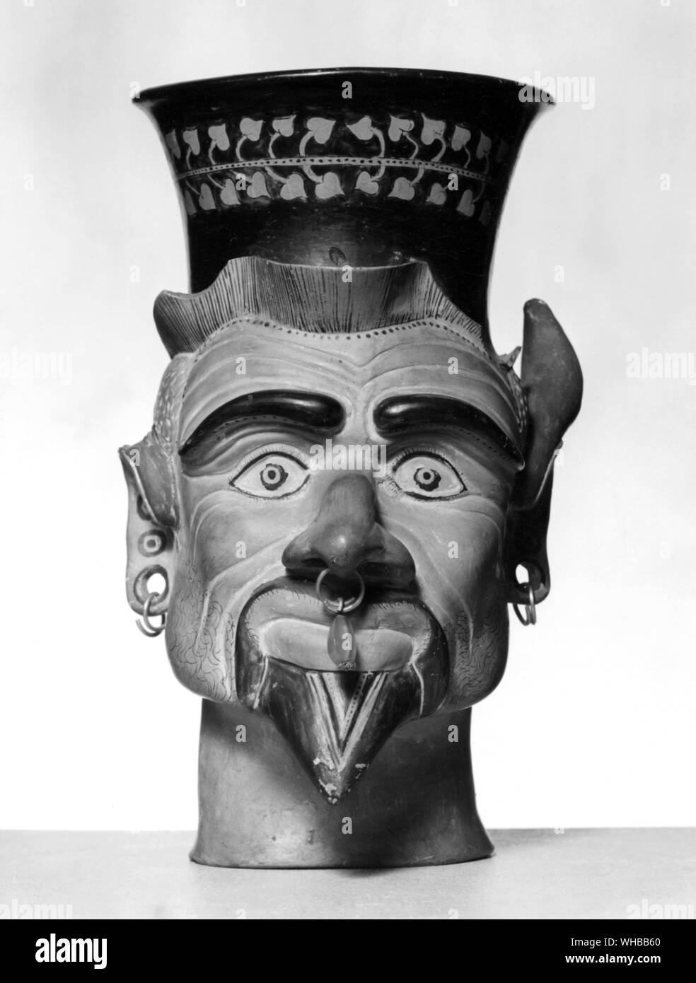 Rhyton a forma di testa demoniaca del IV secolo A.C. Foto Stock