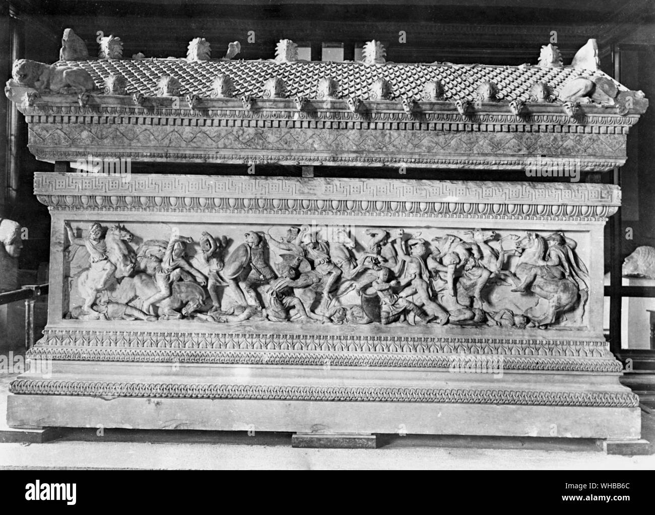 Sarcofago di Abdalonymos : ellenistica SCENA DI BATTAGLIA 320 BC . Montate il comandante greco attaccando montati due gatti Persiani - estremità destra . Il marmo . Foto Stock