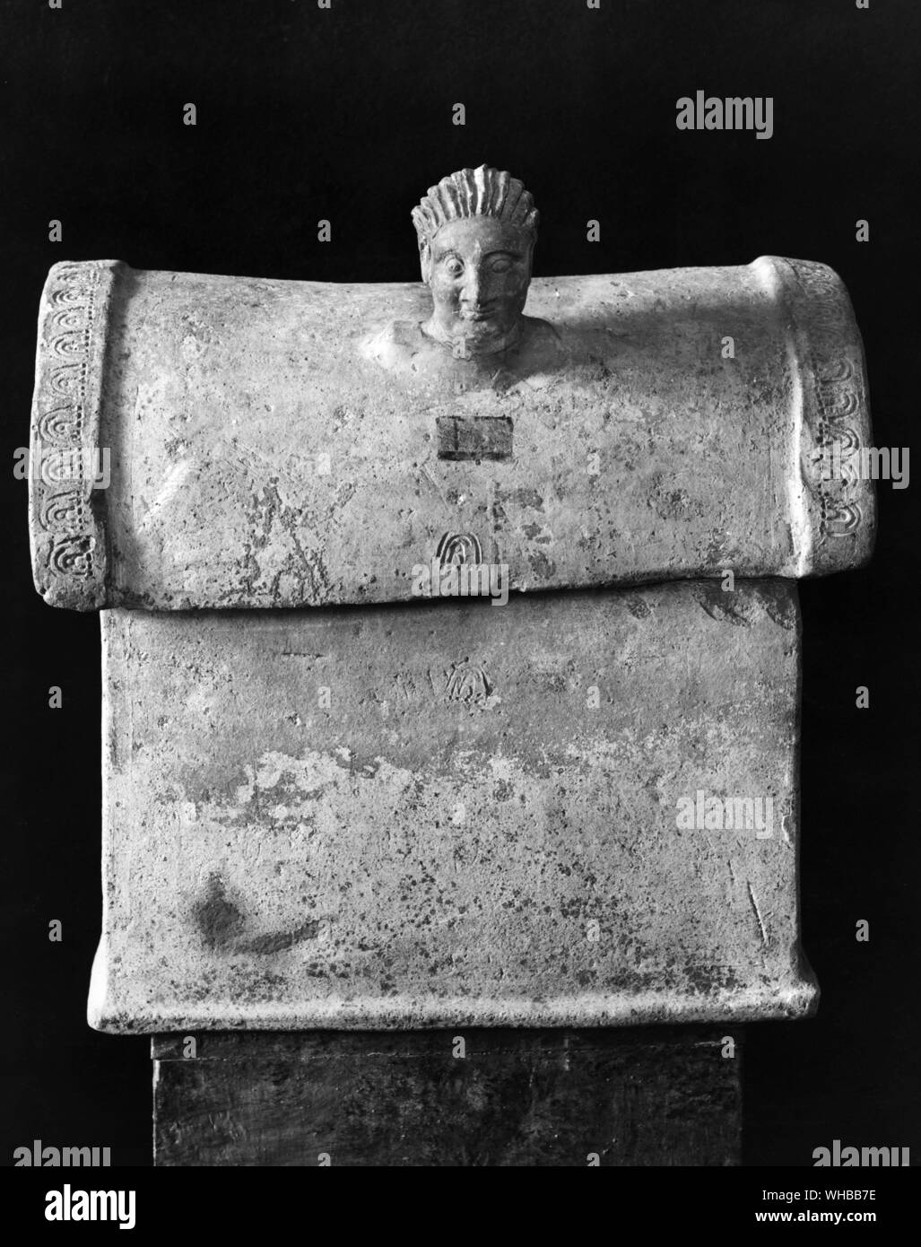 Urna cineraria , terracotta con testina scolpita dettaglio sulla parte superiore : Museo Gregoriano Etrusco , Roma , Italy Foto Stock