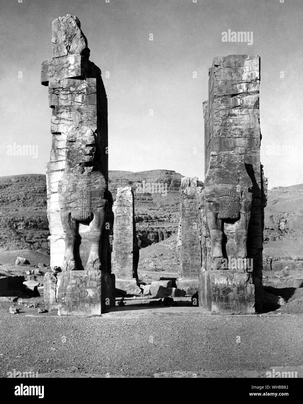 Persepolis : antica città di Persia , capitale dell' Impero Persiano , fondata da Dario . Vicino al moderno Shiraz , Iran . . Una coppia di Lamassu's , stand ad ingresso a riflettere dell impero alimentazione . Foto Stock