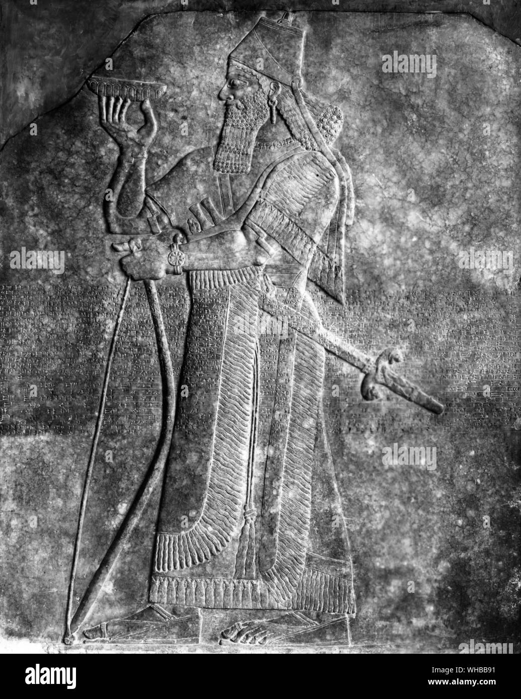 Rilievo assiro dal palazzo di Nimrud : Re Ashurbanipal , c 879 BC Foto Stock