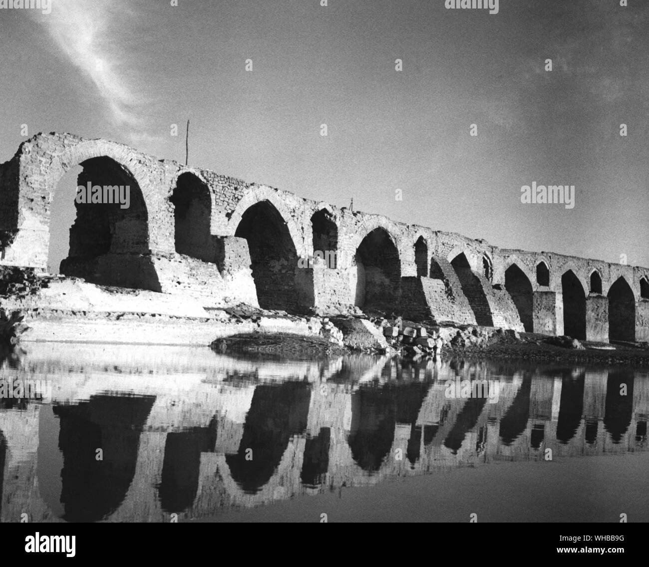 Shuster - un ponte sopra il fiume Karun. Le fondamenta sono sassanide , con lavoro islamico sulla parte superiore , Tehran , Iran Foto Stock