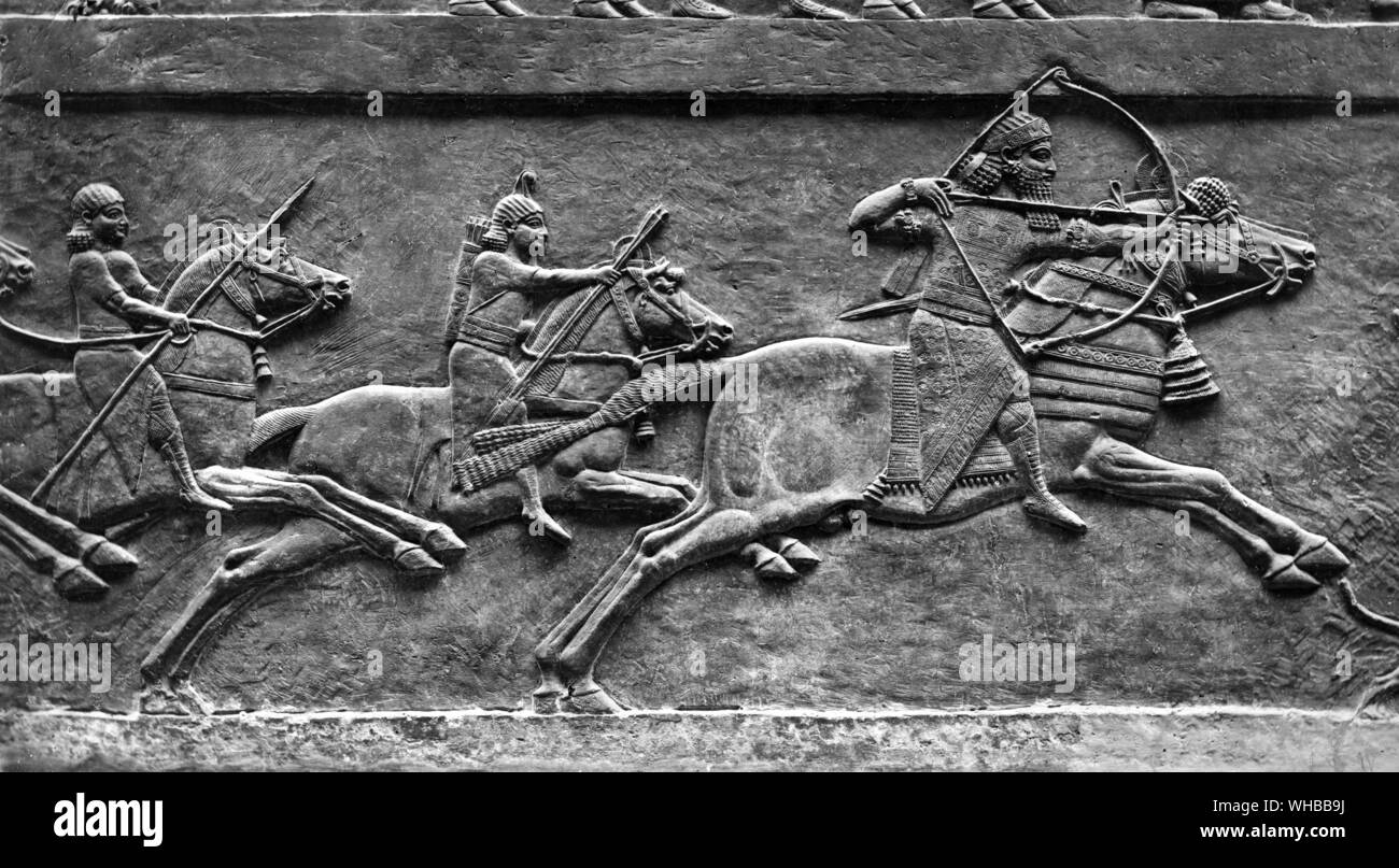 Re Ashurbanipal in un rilievo a cavallo di prua di disegno Foto Stock