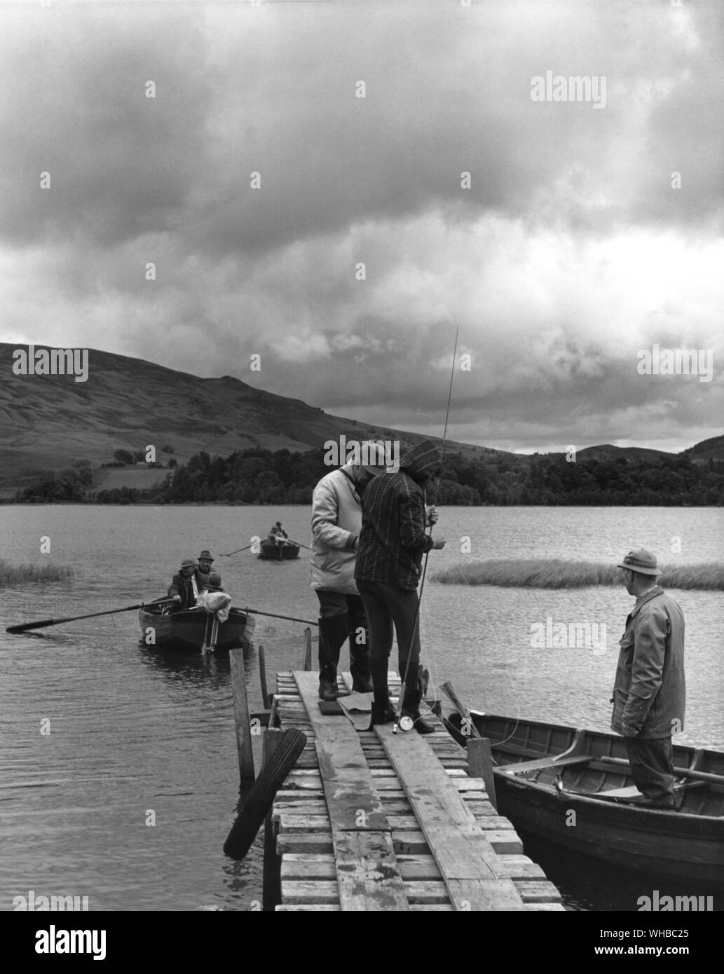 Aria di tempesta su Dunalastair serbatoio a Rannoch all'inizio dei giorni di pesca in Scozia Foto Stock