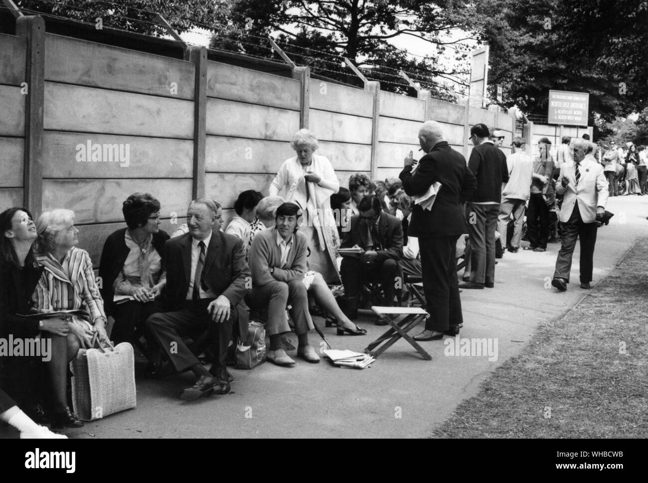 Wimbledon 1971 - folla in attesa. Foto Stock