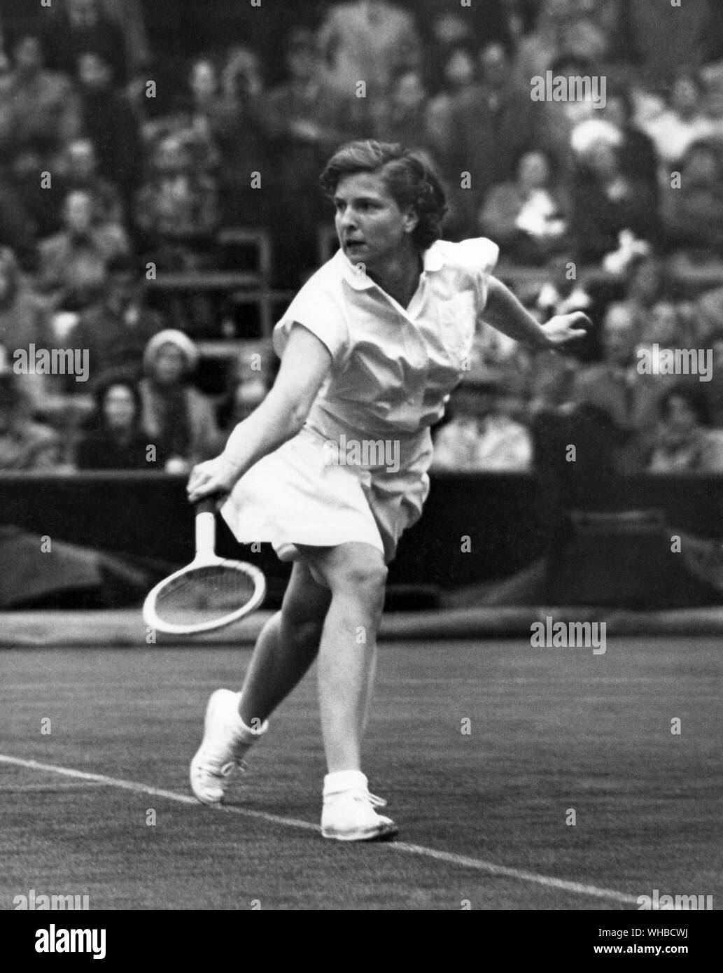 Wimbledon - 1951 W. du Pont (USA) (visto qui) v. A. J. Mottram (GB) 26 giugno 1951.. Foto Stock