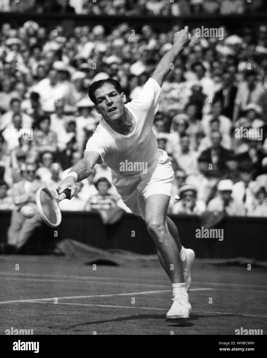 Wimbledon 1951 - A. J. Mottram (GB) (visto qui) v. L. Bergalin (Svezia) il 30 giugno 1951. Foto Stock