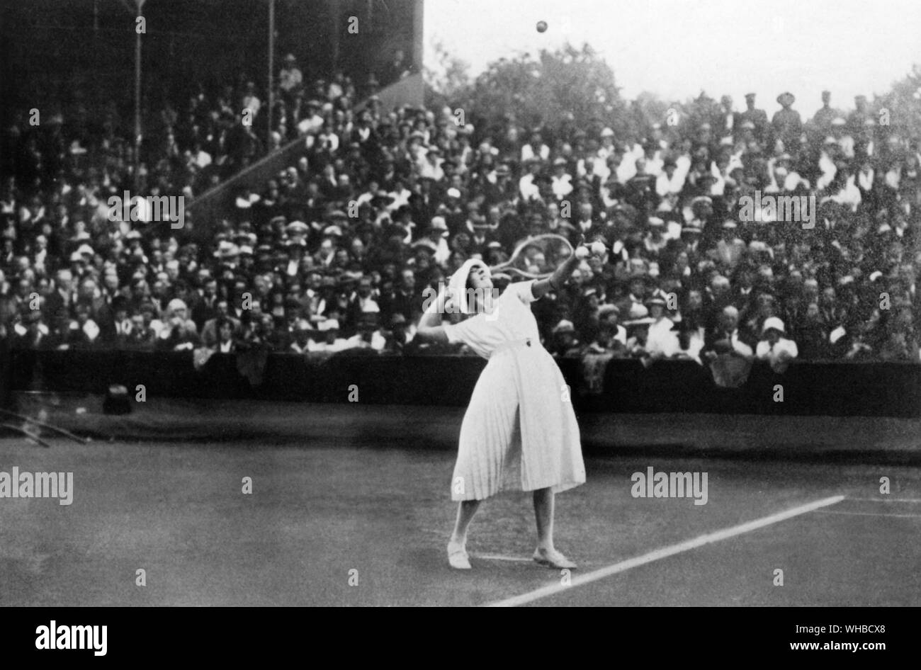 Suzanne Lenglen nel 1919 - Suzanne Rachel Flore Lenglen (24 maggio 1899 - 4 luglio 1938) era un francese di giocatore di tennis che ha vinto 31 Grand Slam titoli dal 1914 attraverso 1926. Un fiammeggiante, scelta di atleta, lei è stata la prima donna tennis celebrity e uno del primo internazionale dello sport femminile stelle, chiamato La Divina (divino) dalla stampa francese.. Foto Stock