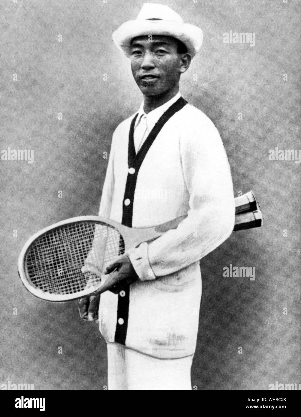 Z. Shimzu (Giappone) 1921 "Zenzo Shimizu (Marzo 25, 1891 nella prefettura di Gunma - Aprile 12, 1977 in Osaka) era un giocatore di tennis dal Giappone. Egli ha raggiunto la sfida round finale dei campionati di Wimbledon nel 1920, dove ha perso a Bill Tilden 4-6, 4-6, 11-13. Egli è stato anche un membro del Giappone della Coppa Davis team che ha terminato secondo gli americani nel 1921. Egli ha istituito il primo periodo di giapponese tennis . Foto Stock