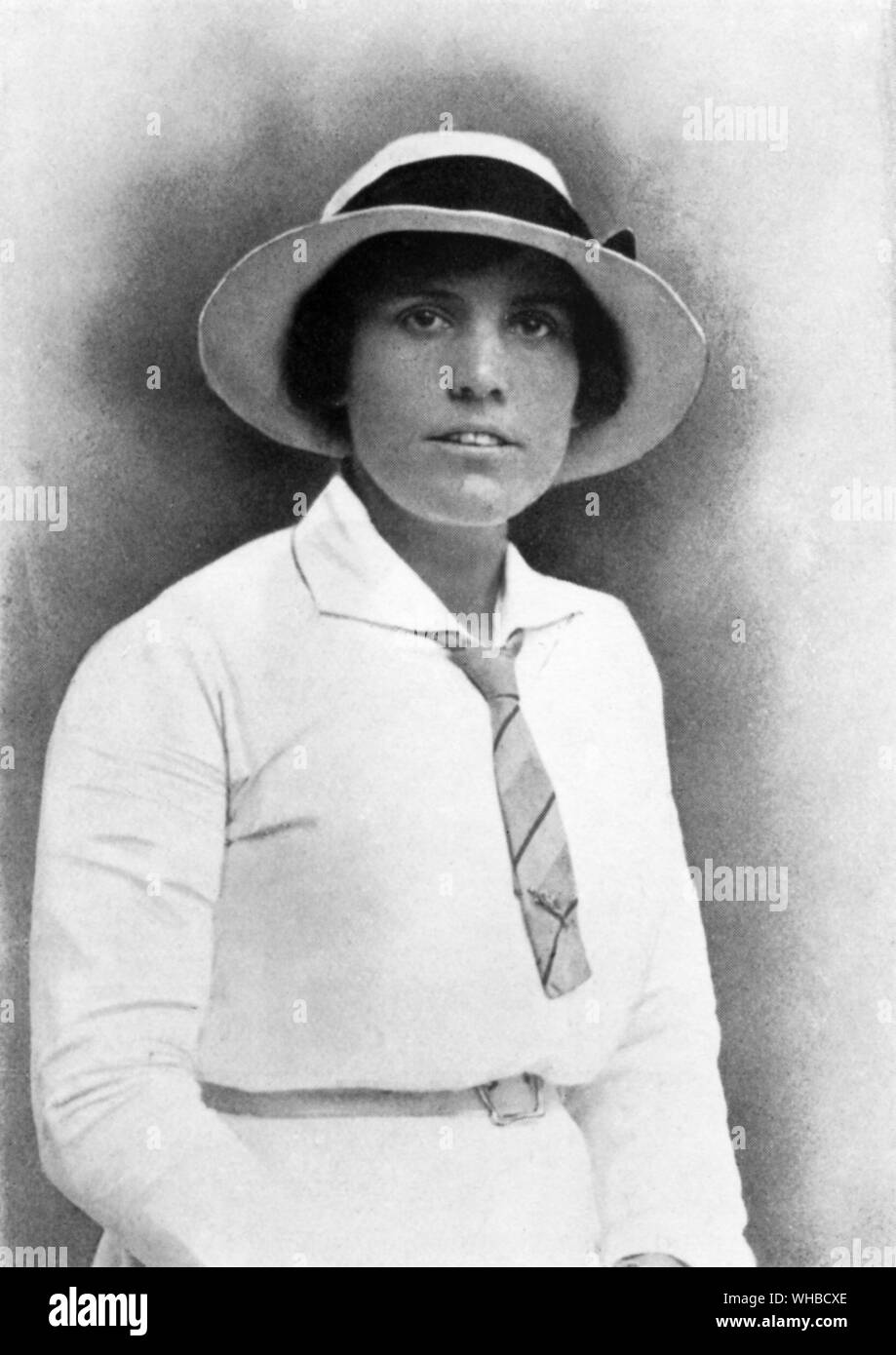 La signorina D. Boothby - Penelope Dora Boothby Harvey (2 agosto 1881 - 22 febbraio 1970) era un ex British femmina giocatore di tennis. Lei è nato in Finchley, Middlesex, Inghilterra. Ella è ricordato per il suo signore' sceglie il titolo ai 1909 campionati di Wimbledon. Morì in Hammersmith, Londra in 1970.. Foto Stock