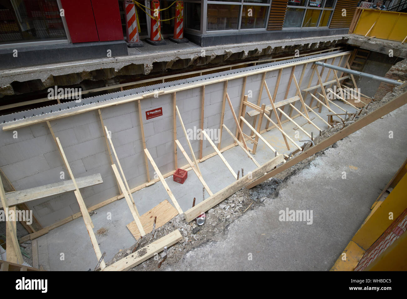 Lavori di costruzione di puntellamento delle fondazioni seminterrato edificio sotterraneo sito di chicago, illinois, Stati Uniti d'America Foto Stock