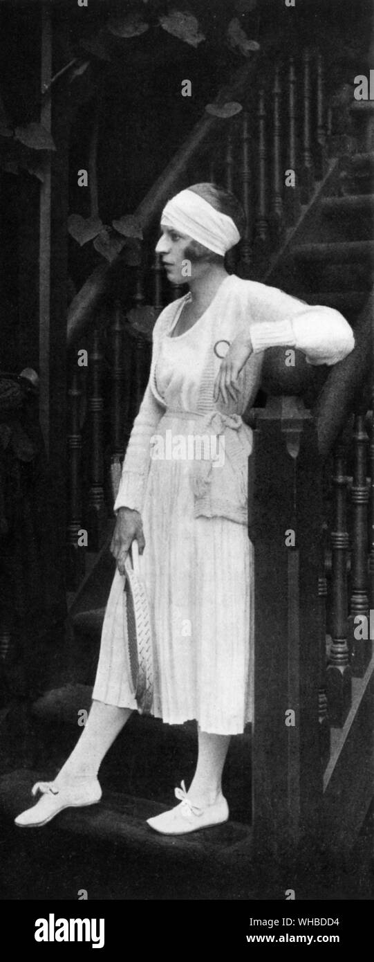 Suzanne Lenglen - Suzanne Rachel Flore Lenglen (24 maggio 1899 4 luglio 1938) era un francese di giocatore di tennis che ha vinto 31 Grand Slam titoli dal 1914 attraverso 1926. Un fiammeggiante, scelta di atleta, lei è stata la prima donna tennis celebrity e uno del primo internazionale dello sport femminile stelle, chiamato La Divina (divino) dalla stampa francese.. Foto Stock