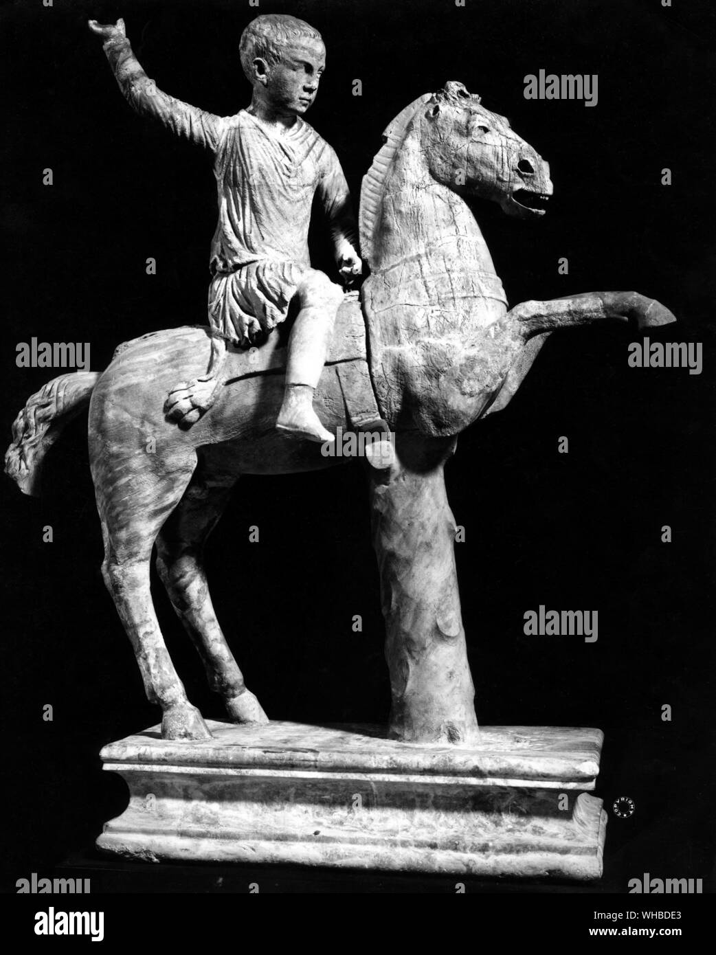 Fanciullo a Cavallo : Bambini a cavallo scultura o carving Roma , Italia . Foto Stock