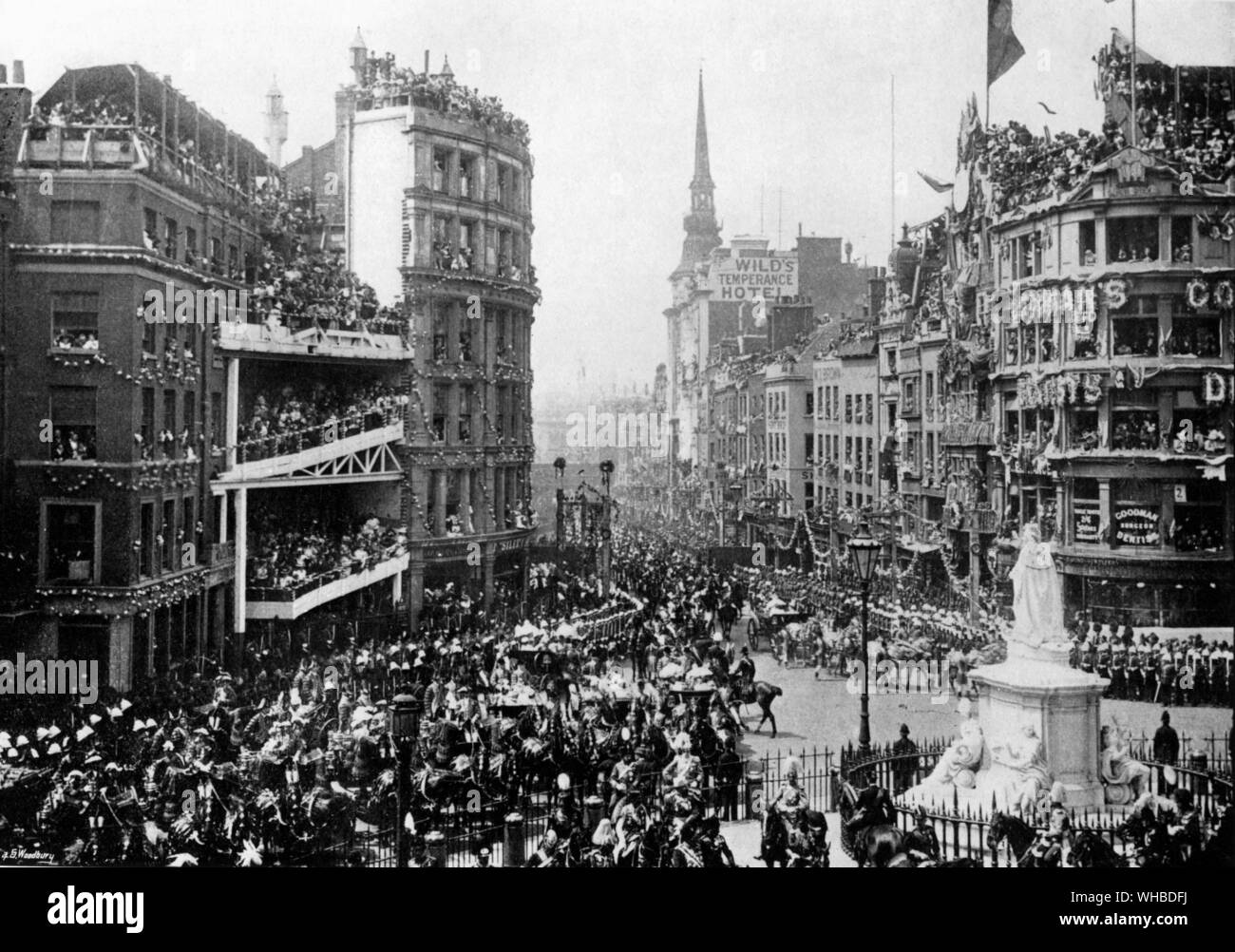 La regina Victoria - Giubileo di Diamante - Her Majesty's arrivo nella chiesa di San Paolo Yard - Giubileo di Diamante processione 22 Giugno 1897 da una pubblicazione di souvenir sessanta anni una regina. Victoria (Alexandrina Victoria. 24 Maggio 1819 - 22 gennaio 1901) è stata la Regina del Regno Unito di Gran Bretagna e Irlanda dal 20 giugno 1837 e il primo Empress of India dal 1 maggio 1876, fino alla sua morte il 22 gennaio 1901. Il suo regno durò 63 anni e sette mesi, più lunga rispetto a quella di qualsiasi altro monarca britannico. La segretaria coloniale, Joseph Chamberlain, ha proposto che il Giubileo di Diamante essere realizzato un festival di Foto Stock