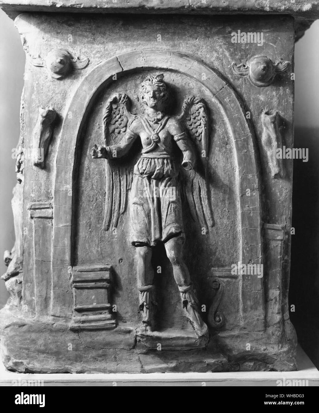 Etrusca urna cineraria eventualmente con la dea Vanth statua sulla parte anteriore 160 - 140 A.C. Foto Stock