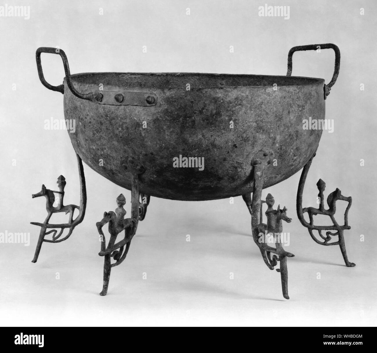 Etrusca calderone di bronzo con cavalieri dettaglio sulle gambe gli inizi del VII secolo A.C. Foto Stock