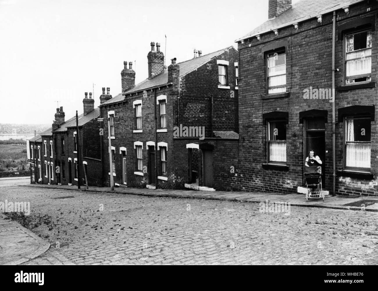 Strada di case nella città di Leeds in West Yorkshire, Inghilterra Foto Stock
