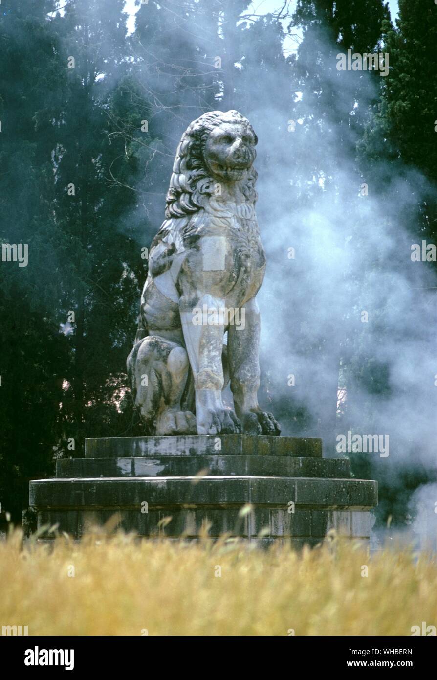 Leone in marmo statua commemora la Battaglia di Chaeronea , la tomba dei caduti Thebans a Chaeronea , in Beozia , Grecia Foto Stock