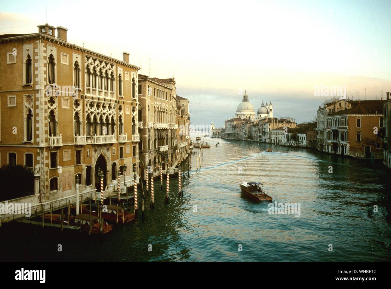 Il Canal Grande con la Basilica di Santa Maria della Salute sulla destra , Venezia , Italia Foto Stock