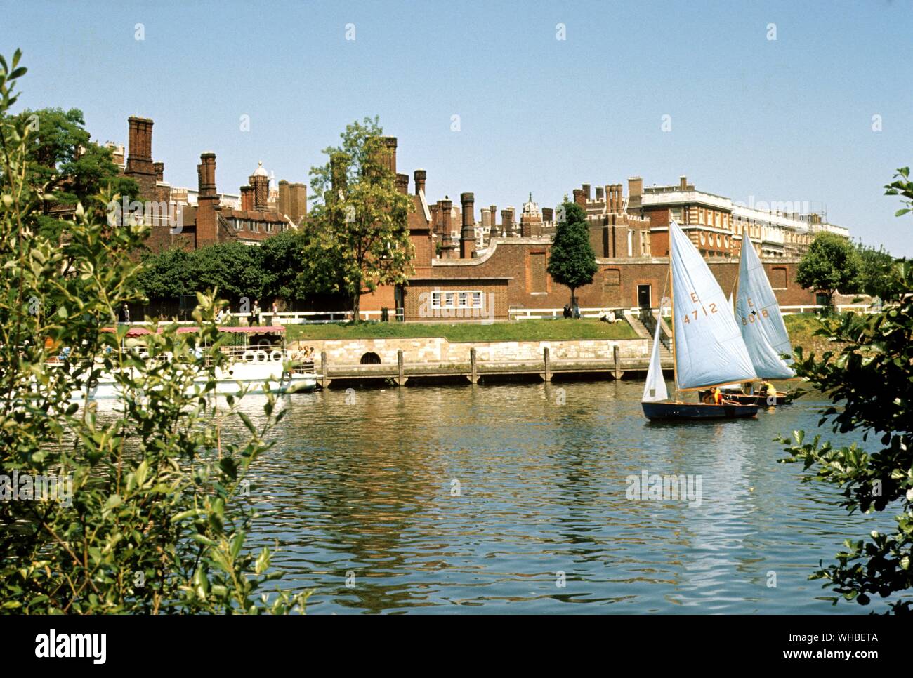 Vista dal Tamigi di Hampton Court Palace , Londra , Inghilterra Foto Stock