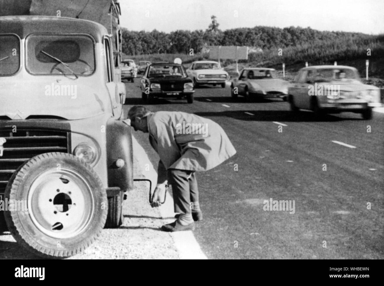 Jacques Tati nel traffico (1971) - Jacques Tati (9 ottobre 1907 - 5 novembre 1982) è stato osservato un francese regista da commedia. Egli era nato Jacques Tatischeff, figlio di padre russo Georges-Emmanuel Tatischeff e madre Olandese Marcelle Claire Van Hoof, in Le Pecq, Yvelines, e morì a Parigi.. Trafic (traffico) è una commedia 1971 film diretto da Jacques Tati. Trafic è stato l'ultimo film di funzione Tati famoso personaggio di Monsieur Hulot, e seguita la vena di precedenti Tati film che lampooned società moderna. In Trafic, Hulot è un goffo automobile inventore in viaggio per un auto esposizione in un Foto Stock