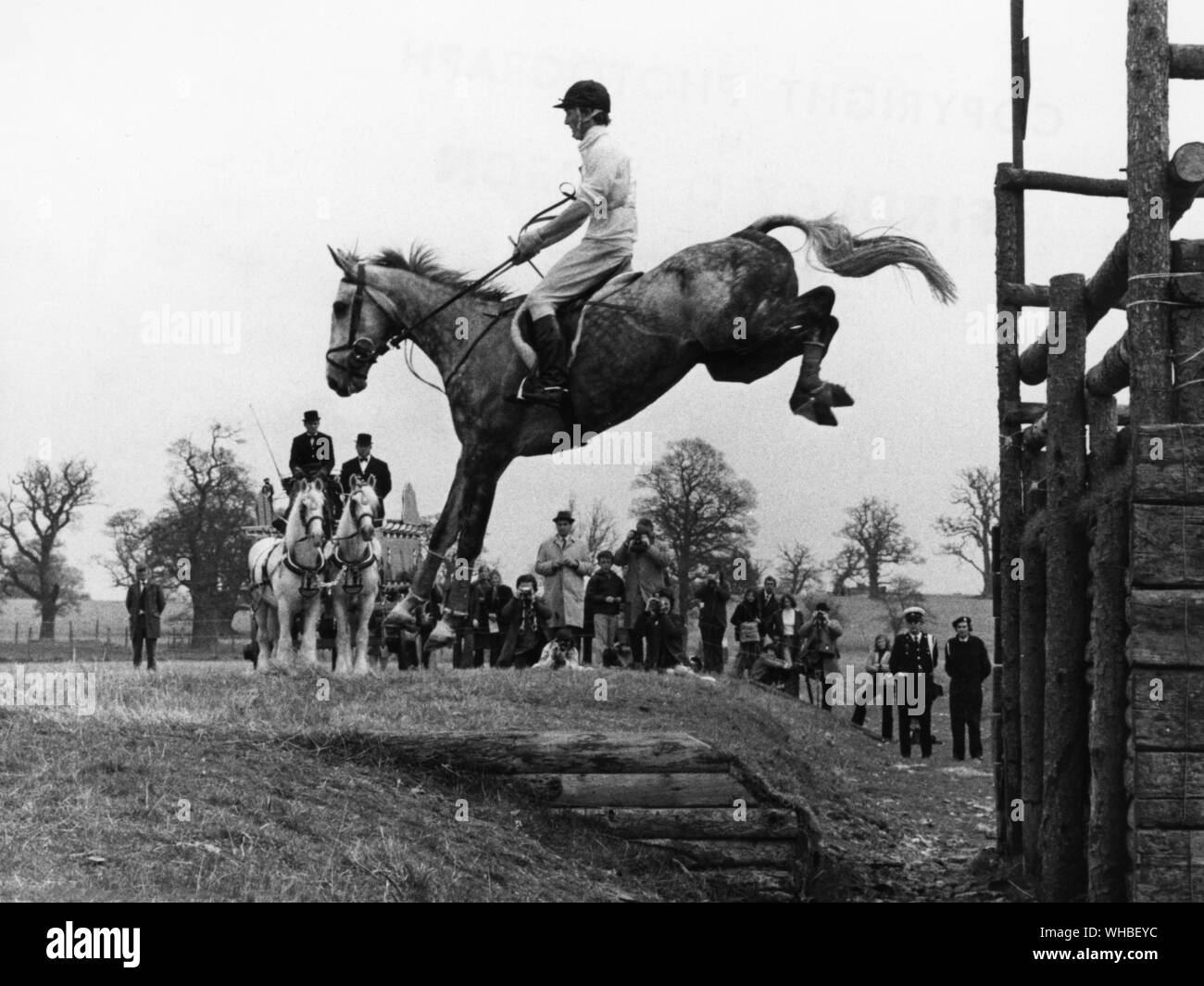 Contrassegno phillips a cavallo di Sua Maestà la regina del cavallo della Columbus presso la seconda banca della Normandia nel 1973 Corso di Badminton Foto Stock