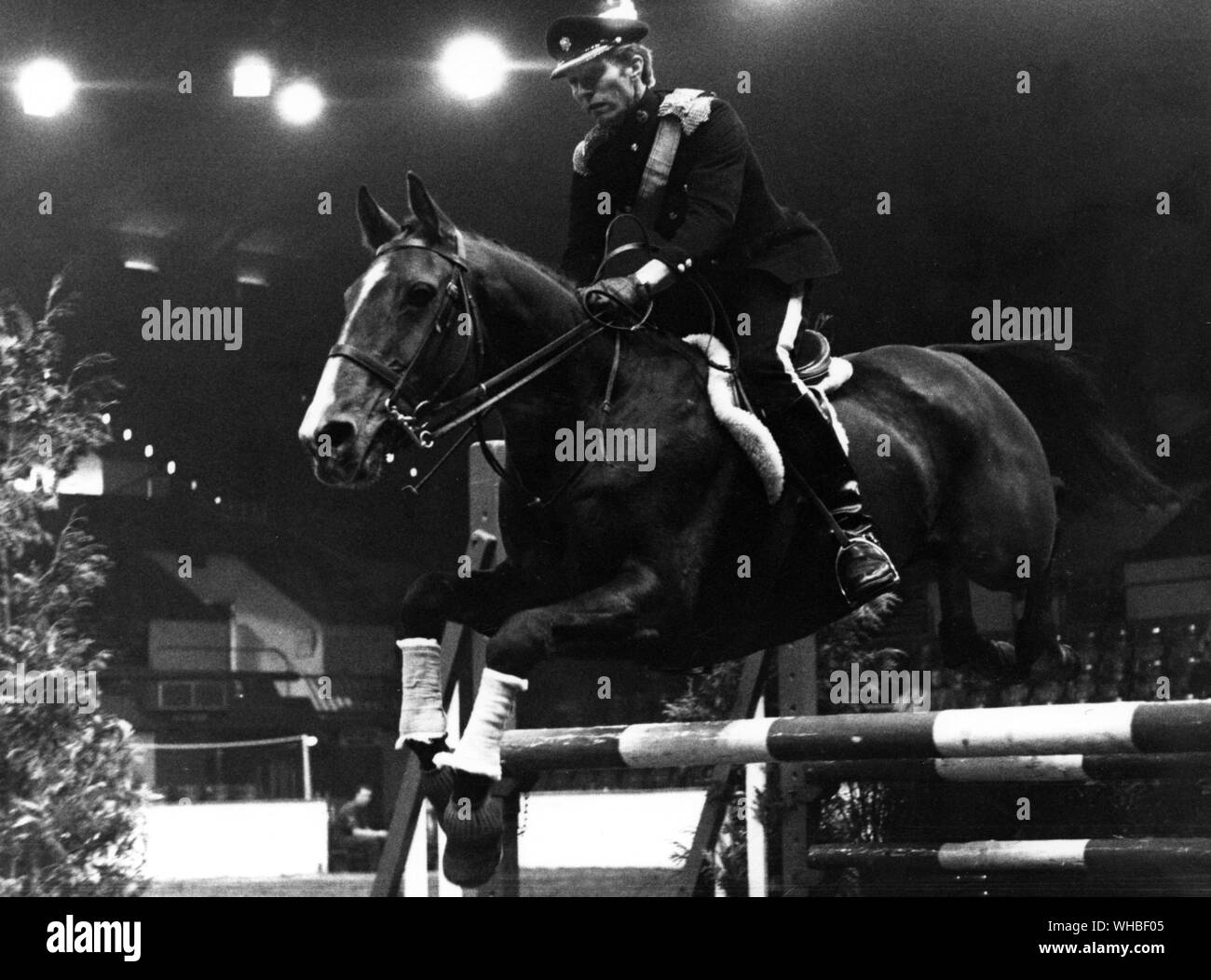 Contrassegno phillips competere a cavallo sulla roccia al 1971 Spillers combinato di concorrenza a cavallo dell'anno mostra a Wembley Londra Foto Stock