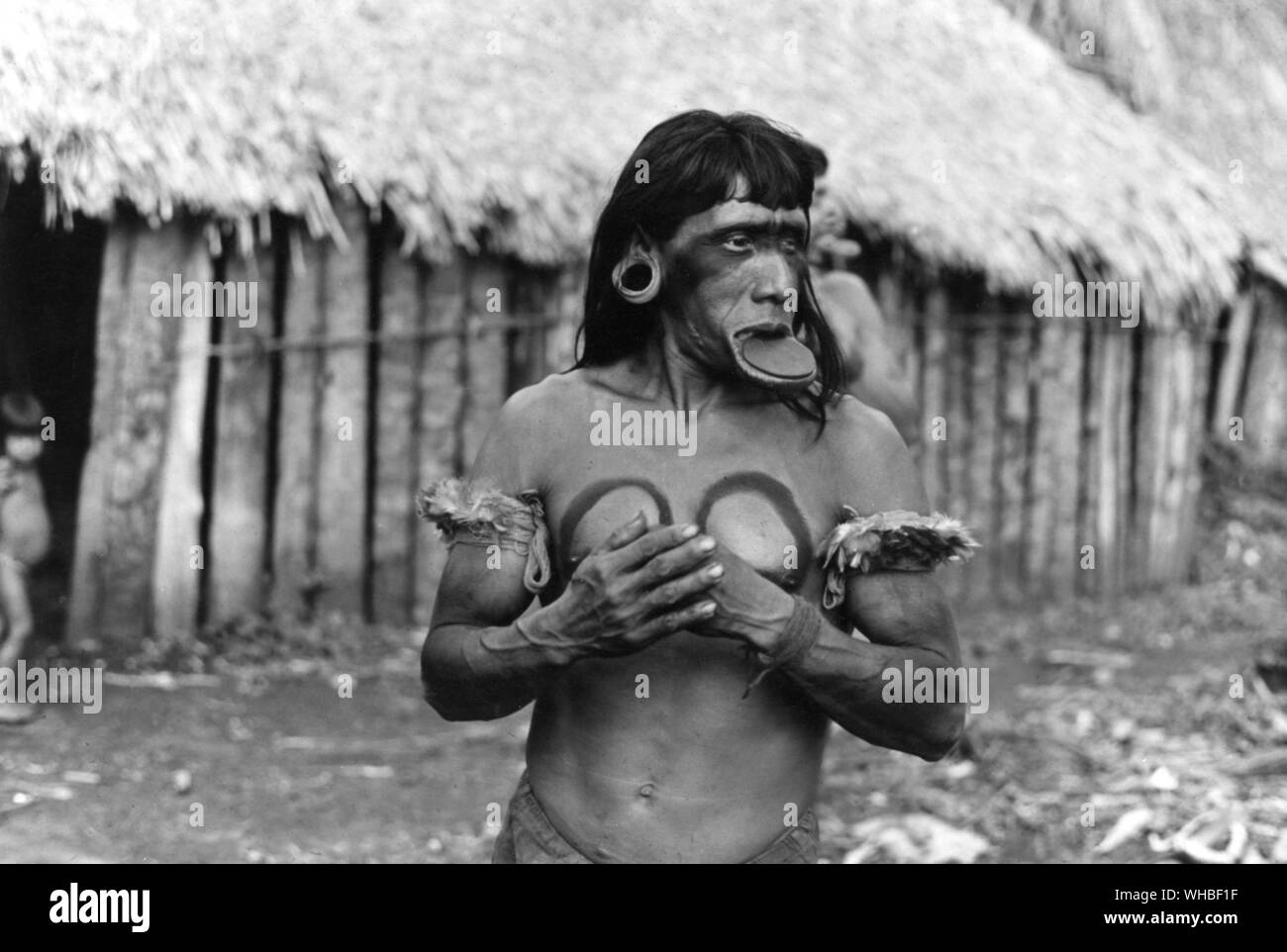 Indiano Suya Brasile. Indiano Suya vestito per la danza, Brasile, Sud America Foto Stock