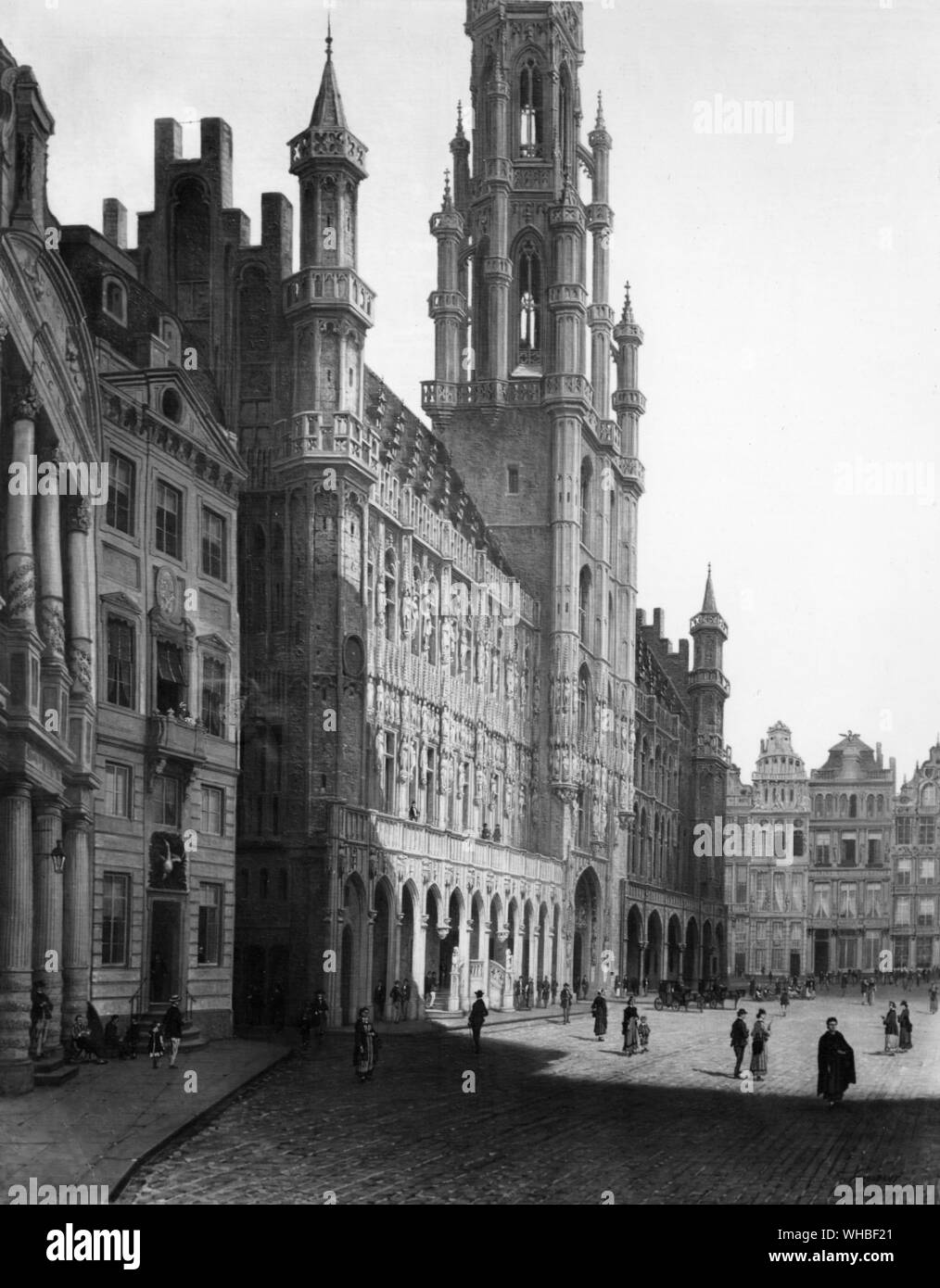 Hotel de Ville di Bruxelles che mostra anche le figure e a cavallo il veicoli nella parte anteriore dell'edificio. Foto Stock