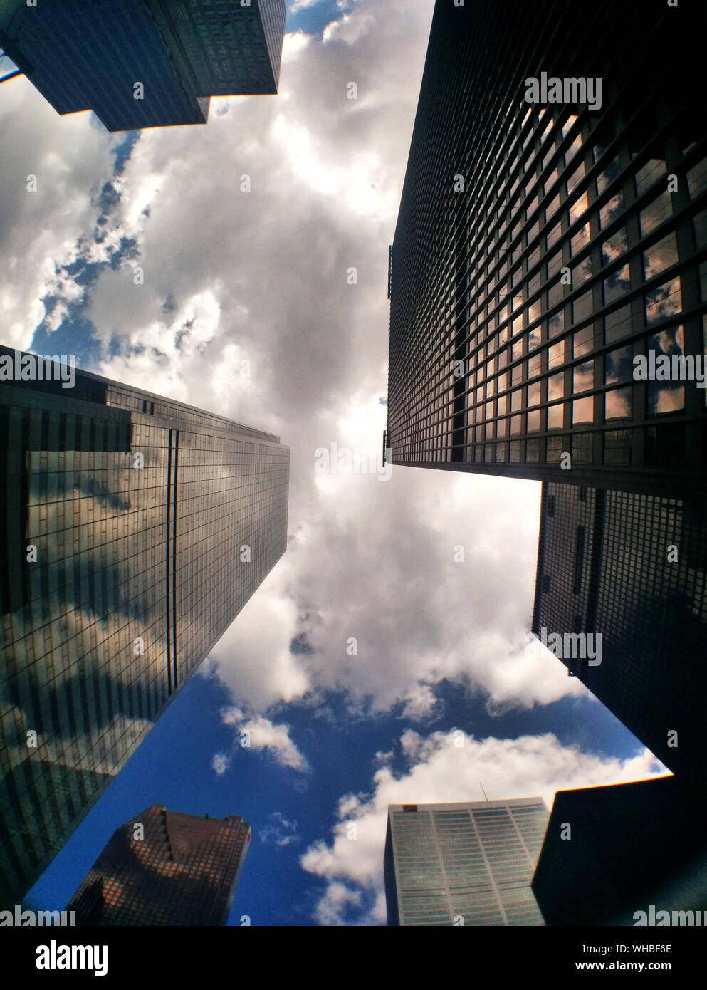Verso l'alto vista dei grattacieli e nuvole Foto Stock