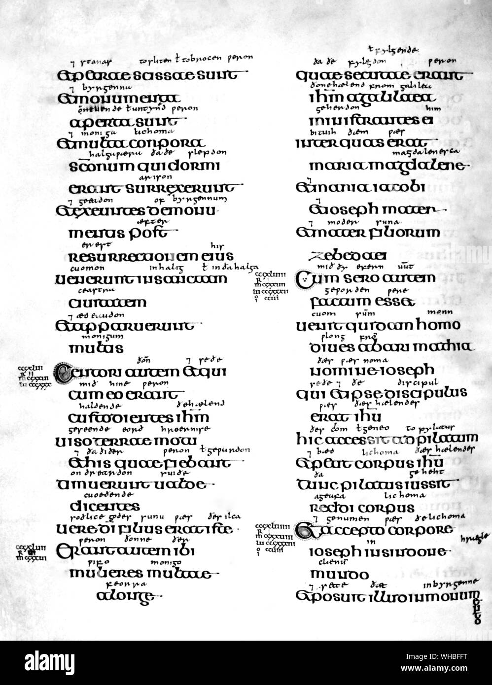 Traduzione anglosassone scritto sopra testo latino nel decimo secolo del Lindisfarne Vangeli. Matteo 27:52-66 Foto Stock