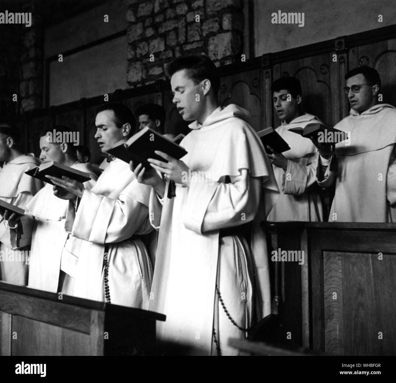 Un coro della chiesa cantando. Foto Stock