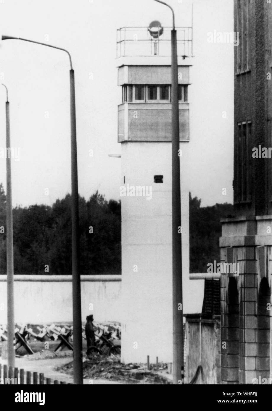 Vetro specchiato guardtower sul confine tedesco-orientale nelle vicinanze del Potsdamer Platz per proteggere le protezioni guardando dall'interno , e il potenziale di arresto non fuoriesce quando la torre è vuoto , Berlino , Germania Est. 13 ottobre 1981 Foto Stock