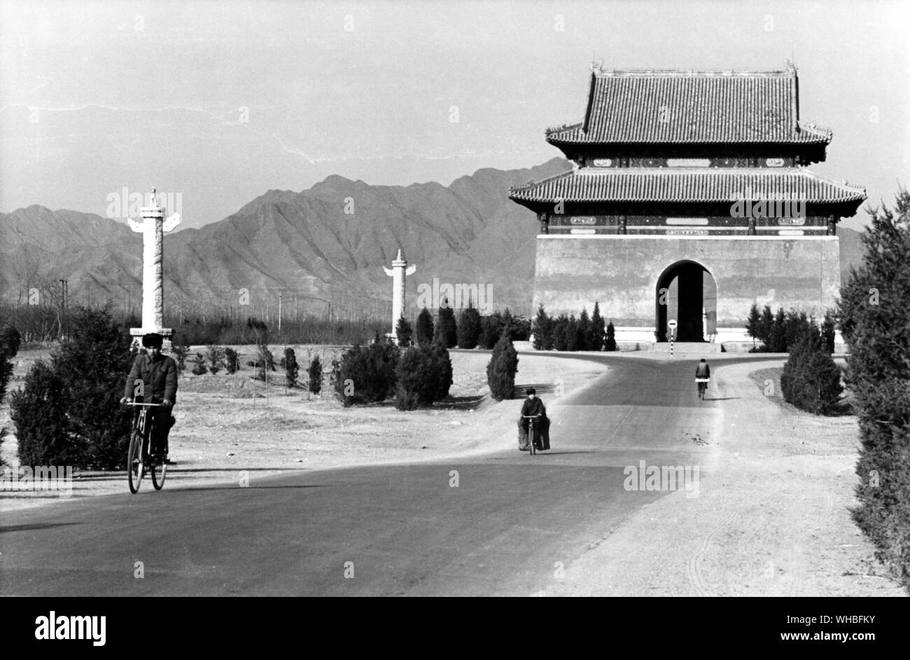 Pechino - grande cancello rosso che conduce alle tombe Ming.. Foto Stock