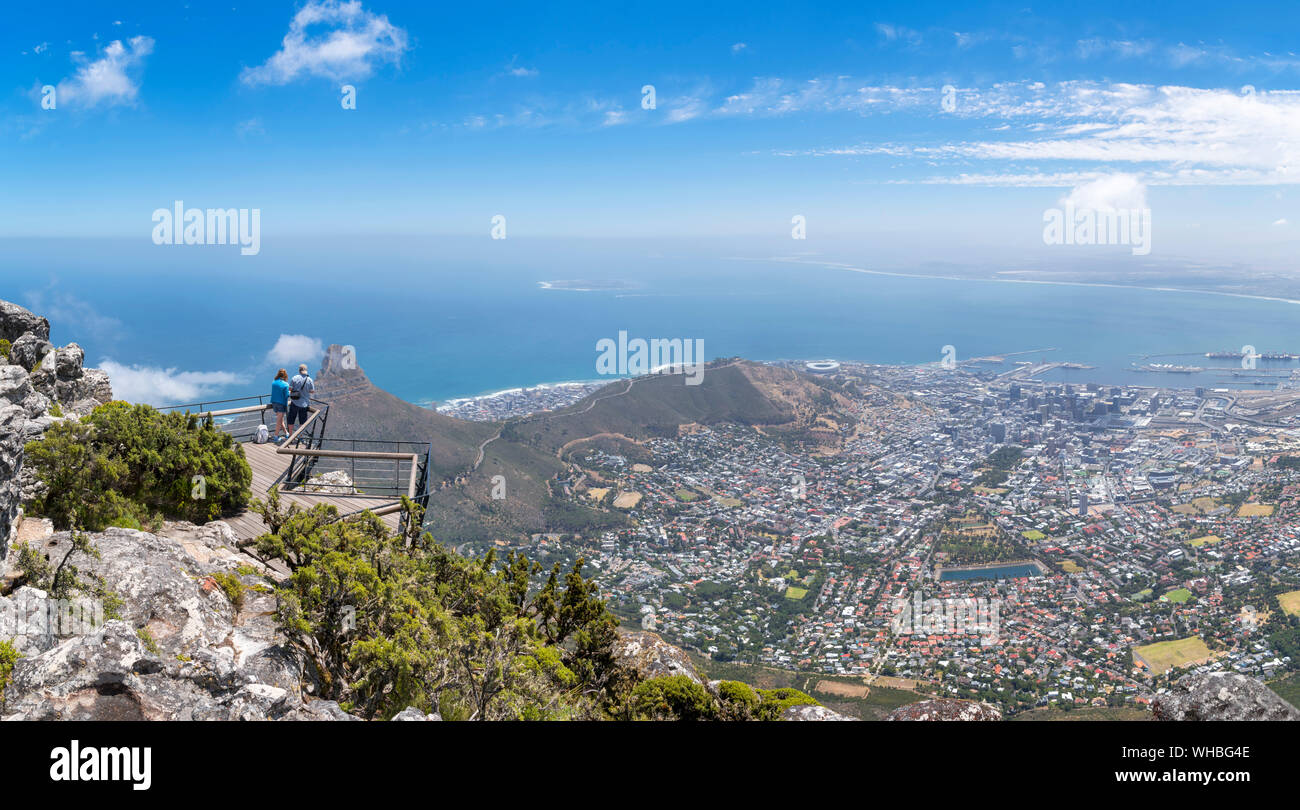 I turisti in corrispondenza di un punto di vista sulla Table Mountain che domina la città di Cape Town, Sud Africa Foto Stock