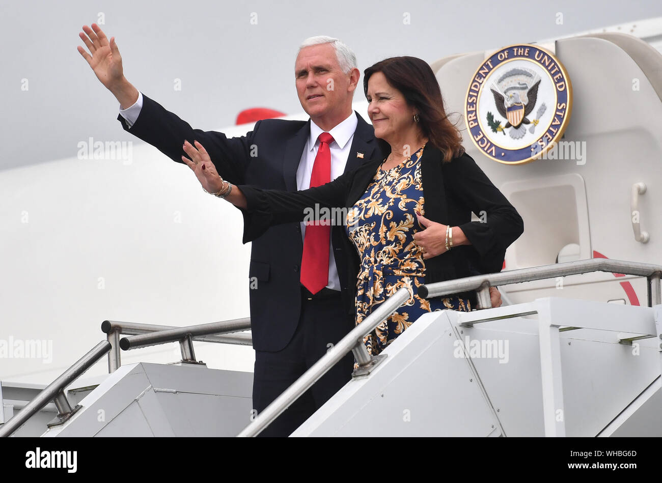 Noi Vice Presidente Mike Pence e la seconda signora Karen Pence arrivano all'aeroporto di Shannon per l'inizio di una visita ufficiale in Irlanda. Foto Stock