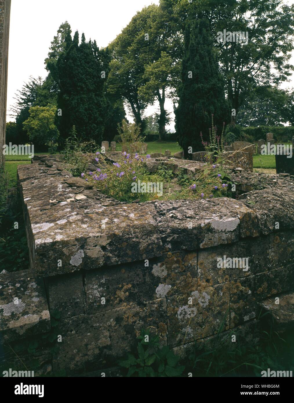 Rochester la famiglia Vault, Spelbury Chiesa. Oxon. - La Chiesa di Tutti i Santi è una fondazione normanna, in gran parte ricostruita nel XVIII secolo. Essa ha molti monumenti commemorativi, principalmente per i residenti di Ditchley. Signore Rochester, il poeta del XVII secolo di Carlo II la Corte, è qui sepolto nella cripta e la sua e una serie di altre piastre del feretro sono visualizzati nel battistero. Vi è un anello di 6 campane.. . Foto Stock