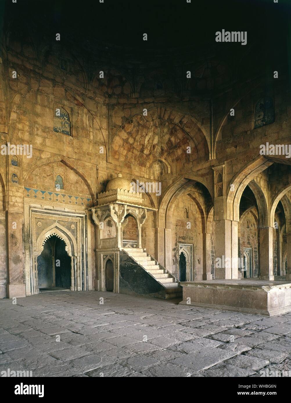 Moschea del Venerdì a Mandu - Interni - Mandu o Mandavgarh, è una città in rovina nel distretto di Dhar nel Malwa regione dell ovest del Madhya Pradesh, India centrale. La moschea più antica risale al 1405 - i migliori essendo la Jama Masjid o grande moschea, un notevole esempio di architettura pashtun.. Foto Stock