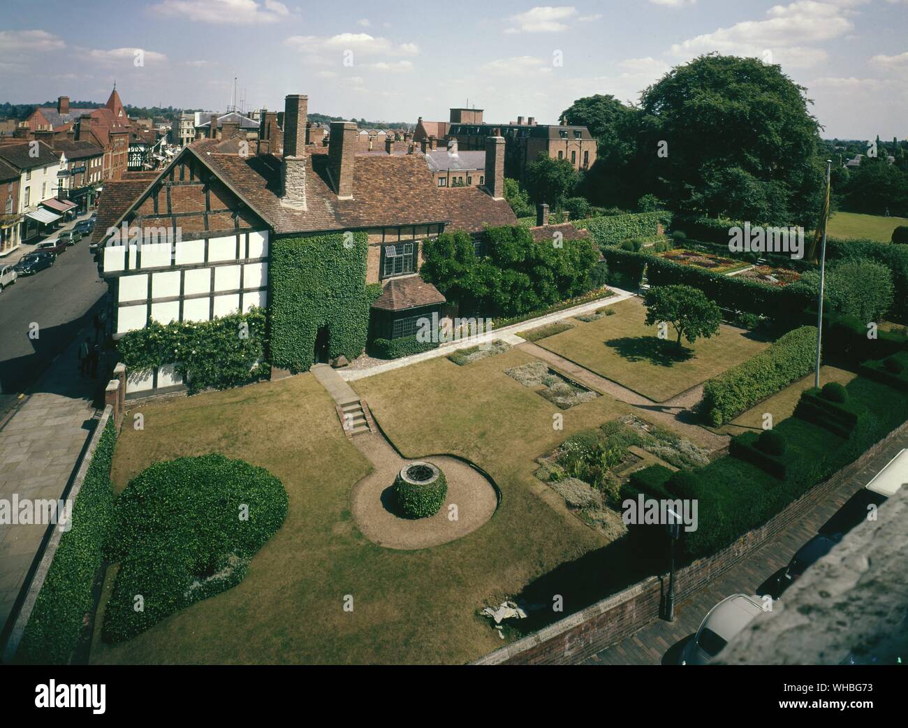 Nash House di Stratford - Nash's House, Shakespeare il luogo del riposo finale e una volta che la casa di Thomas Nash. Nash's House è prevalentemente del XVI secolo nella struttura. Il mezzo in legno frontale è una replica dell'originale sostituito da una facciata di mattoni e stucco a 1700s. All'interno di gran parte dell'timberwork è originale. L'edificio è ora di casa a Stratford il museo di storia locale, alloggiamento molti pezzi di belle giacobino e mobili in stile Tudor. Foto Stock