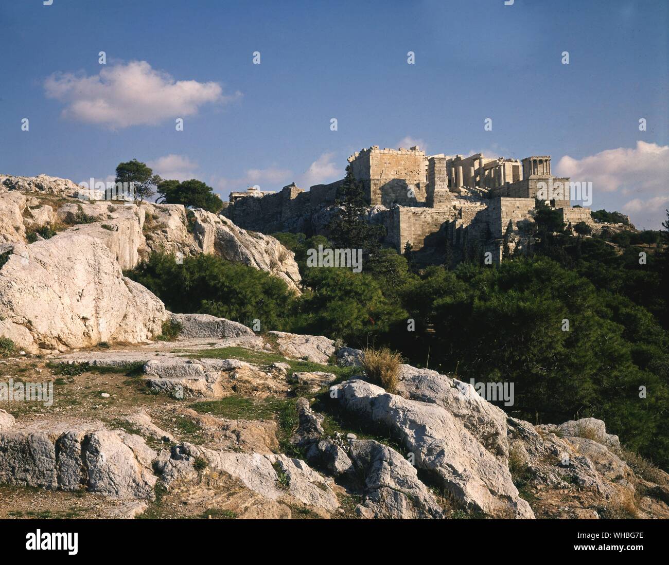 L Areopago di Atene - Areopago o Areios Pagos è il 'collina di Ares', a nord-ovest di l'Acropoli, che in tempi classici funzionava come il chief omicidio tribunale di Atene. Ares è stato supposto di essere stato provato qui dalla divinità per l assassinio di Poseidone figlio di Alirrothios (un esempio tipico di un mito eziologico). In Eumenides di Eschilo (458), l'Areopago è il sito della sperimentazione di Oreste per l'uccisione di sua madre (Clitennestra) ed il suo amante (Aegisthus).. Foto Stock