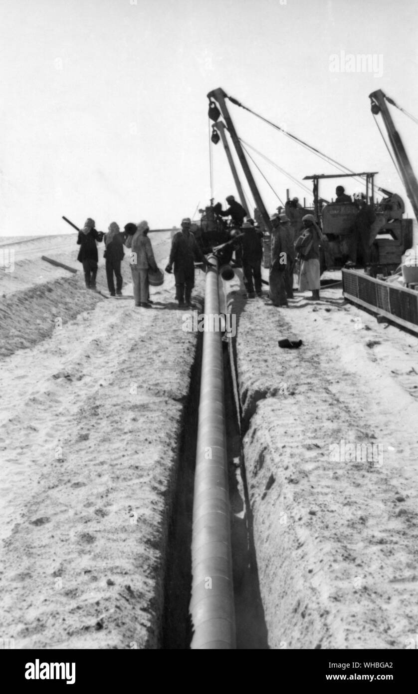 Il trattore e la gru aiutando con la posa di tubazioni , Libano Foto Stock