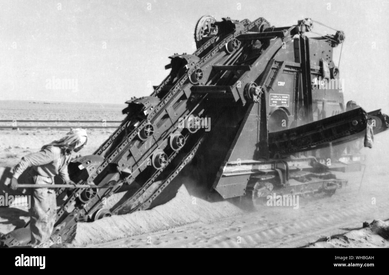 Lo scavo di una trincea pronto per la posa di tubazioni , Libano Foto Stock