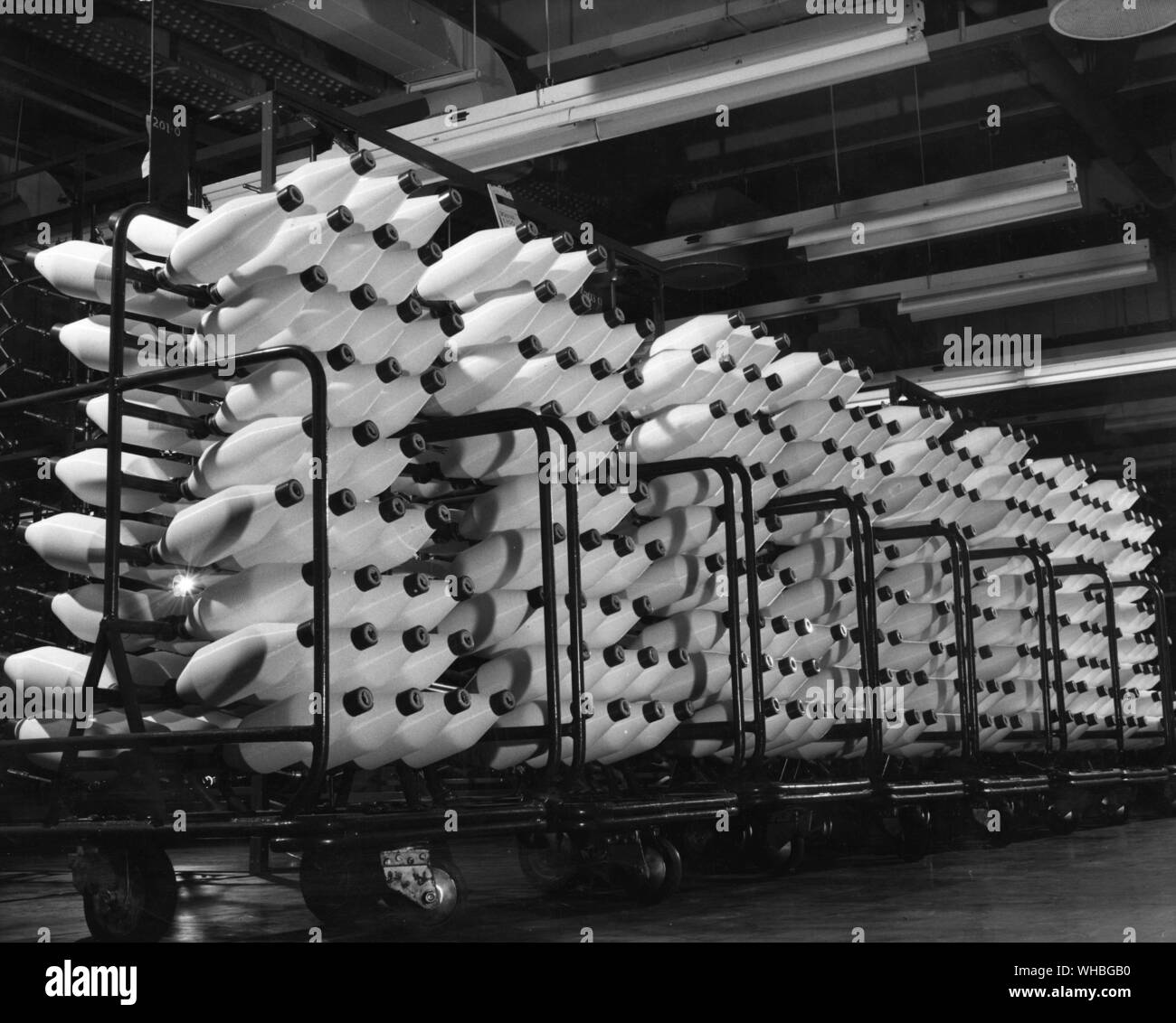 Passeggini caricati con bobine di filato di nylon nella zona di orditura della BNS Pontypool impianto , Gwent , Galles Foto Stock